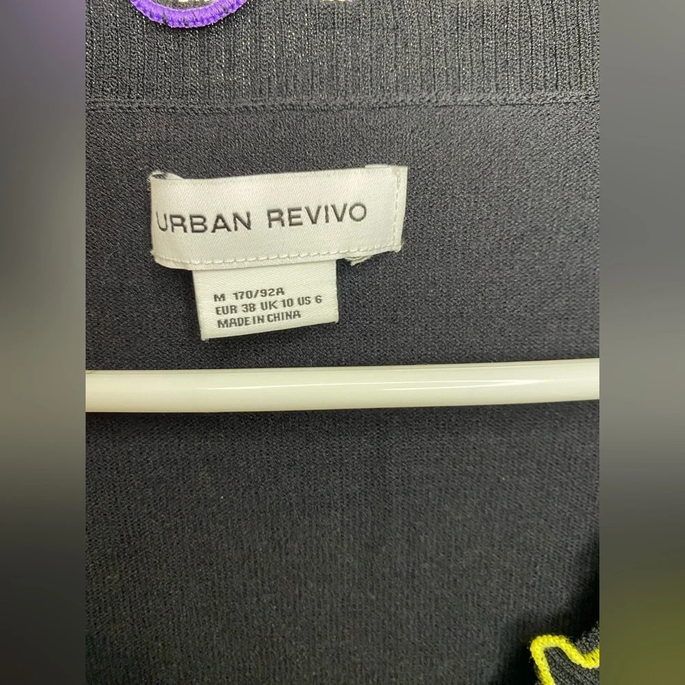 Urban Revivo v neck long (M) Ptp16”-18”) (R$89)